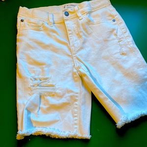 Nice Jean Shorts, white and easy to get on!